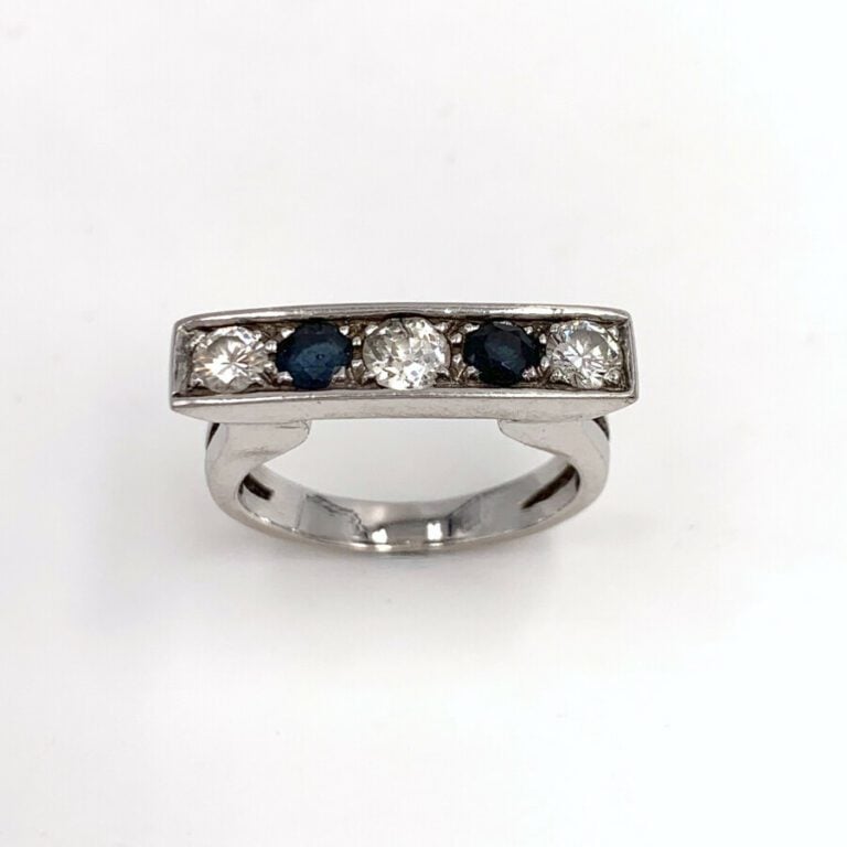 LOT en or jaune (750) comprenant : - - une BAGUE sertie d'une pierre rouge. Poi…
