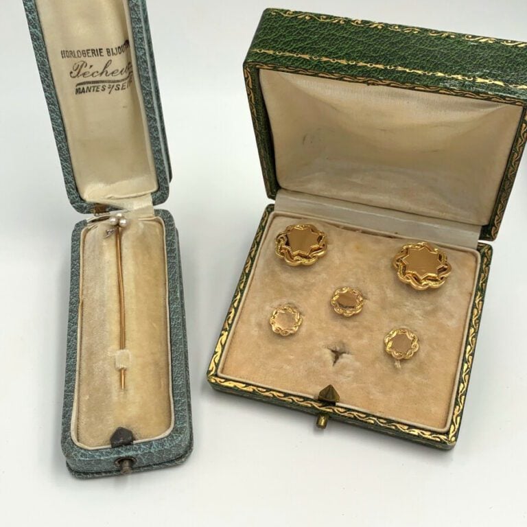 LOT en or jaune et or rose (750) comprenant : - une paire de BOUTONS de MANCHET…