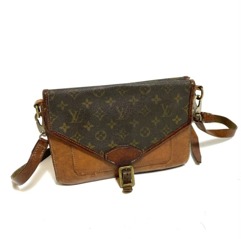Louis VUITTON. - Pochette homme en toile Monogram et cuir - Etat d'usage, usure…