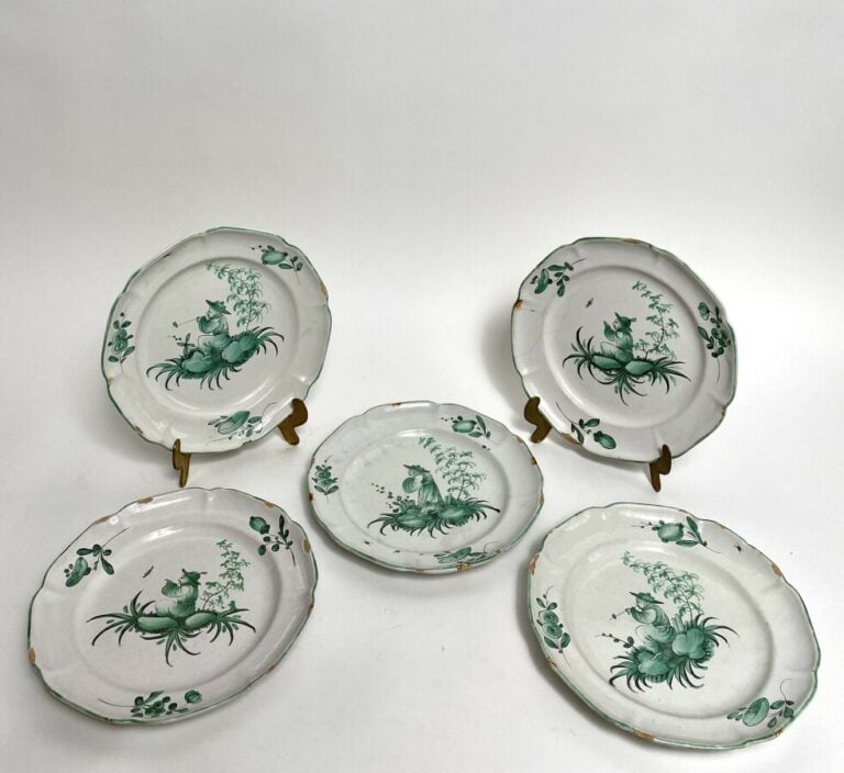 LUNEVILLE. 5 assiettes en faïence, décor au chinois en camaïeu vert (égrenures…