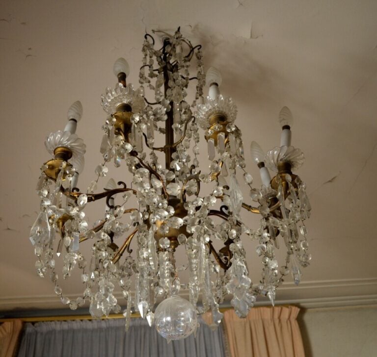 Lustre corbeille en verre à 9 lumières ; pendeloque set poignards (VENDU EN L'E…