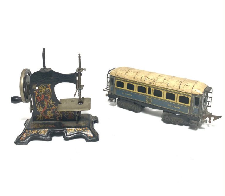 Machine à coudre miniature en tôle peinte , marquée "Made in Germany" et une vo…