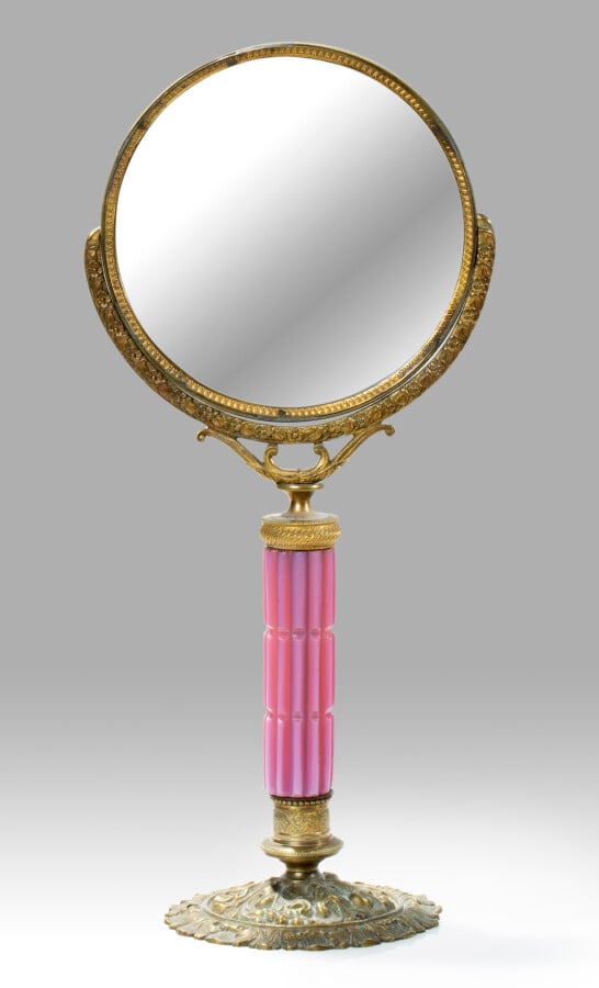 Miroir de table amovible en bronze ciselé et doré, la jambe en opaline de crist…