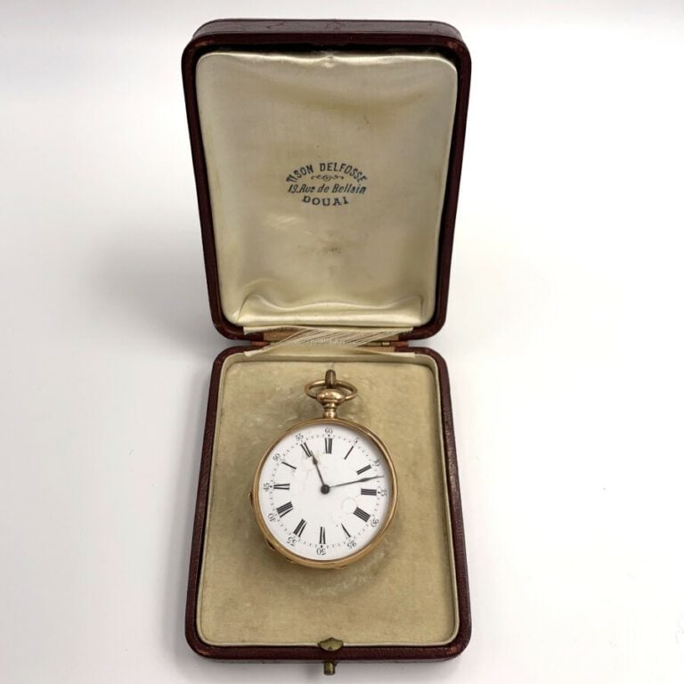 MONTRE de POCHE en or rose (750) guilloché, ciselé et monogrammé. Cadran émail…
