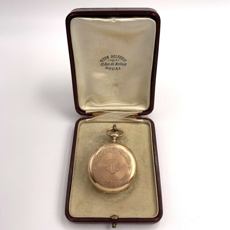 MONTRE de POCHE en or rose (750) guilloché, ciselé et monogrammé. Cadran émail…