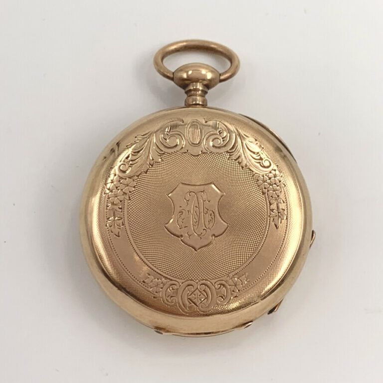 MONTRE de POCHE en or rose (750) guilloché, ciselé et monogrammé. Cadran émail…