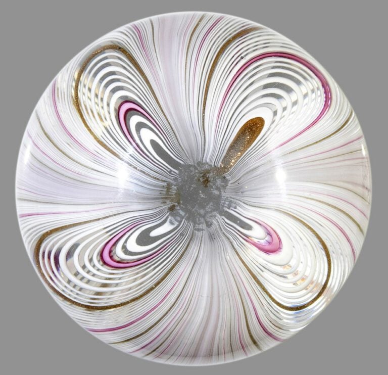 Murano.Presse-papiers à décor de draperies filigranées godronnées blanches, ros…