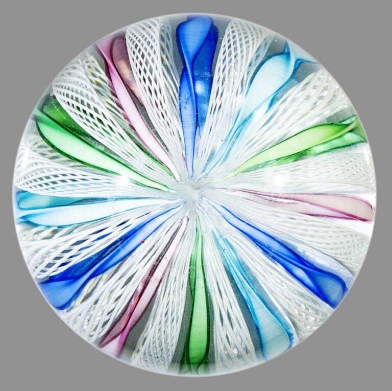 Murano.Presse-papiers à motif de couronne sphérique formée de torsades filigran…