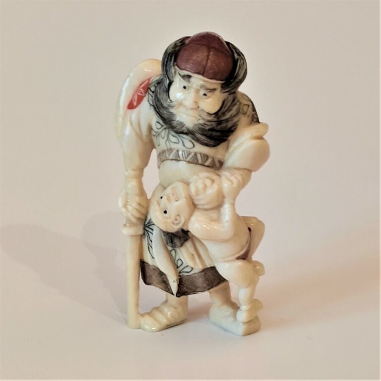 NETSUKE EN IVOIRE REPRESENTANT UN GUERRIER TERRASSANT UN DEMON - - Japon, Circa…