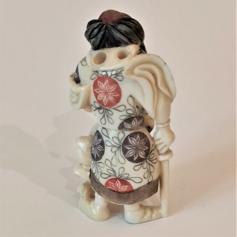 NETSUKE EN IVOIRE REPRESENTANT UN GUERRIER TERRASSANT UN DEMON - - Japon, Circa…