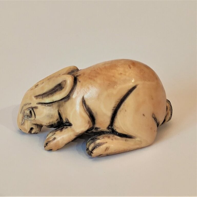 NETSUKE EN IVOIRE REPRESENTANT UN LAPIN - Deux himotoshi sous la base, permetta…