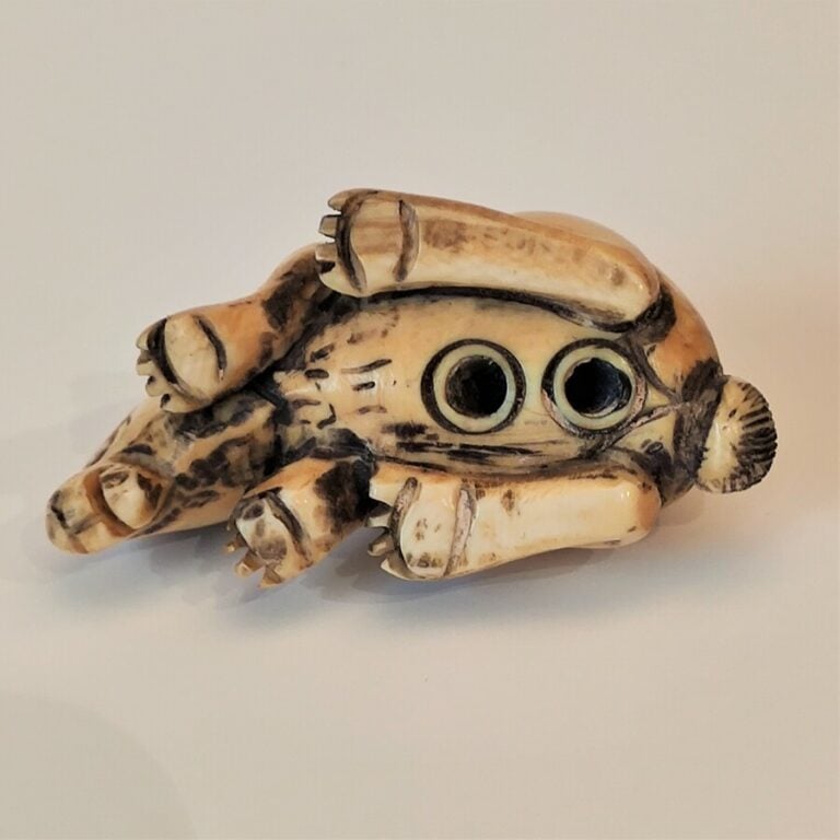 NETSUKE EN IVOIRE REPRESENTANT UN LAPIN - Deux himotoshi sous la base, permetta…