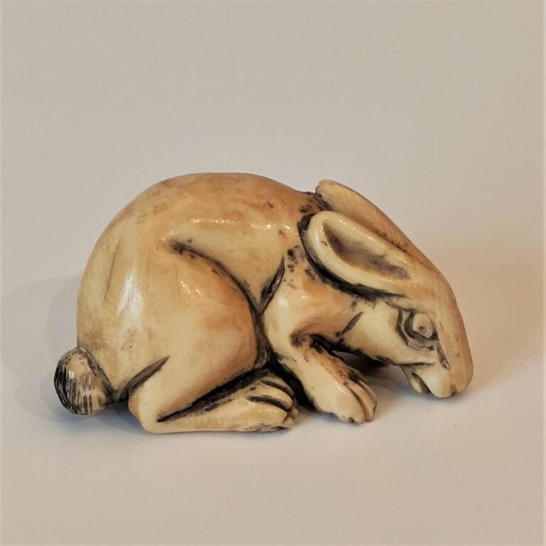 NETSUKE EN IVOIRE REPRESENTANT UN LAPIN - Deux himotoshi sous la base, permetta…