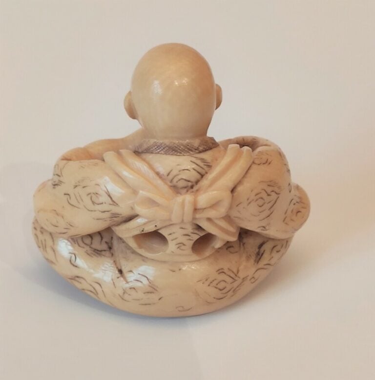 NETSUKE EN IVOIRE REPRESENTANT UN MOINE - - Deux himotoshi sous la base, permet…