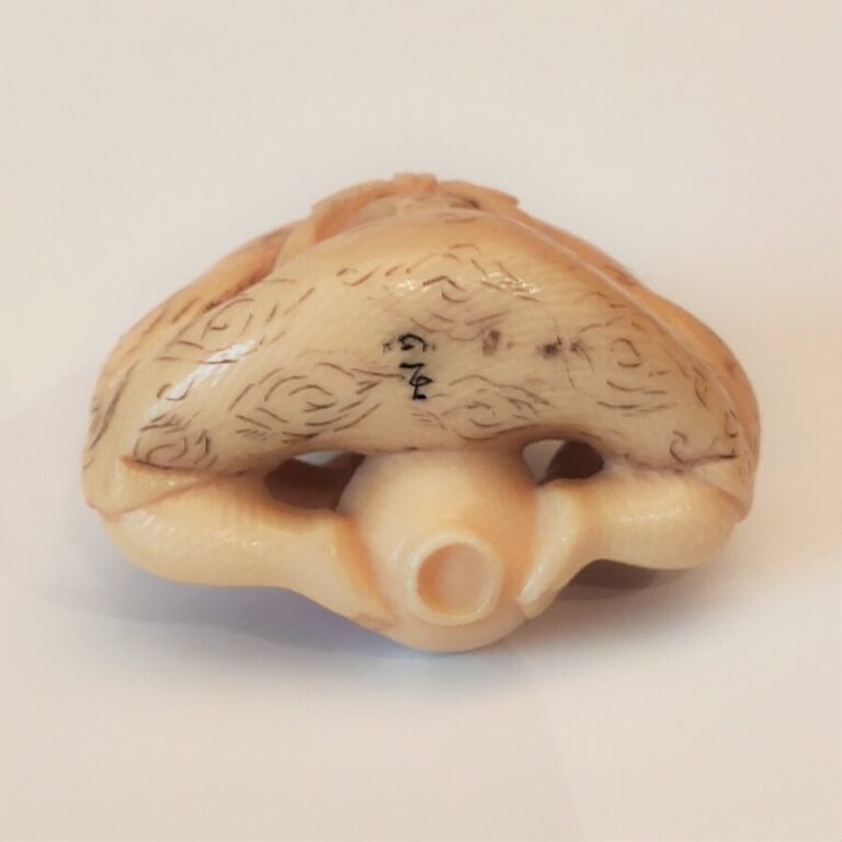 NETSUKE EN IVOIRE REPRESENTANT UN MOINE - - Deux himotoshi sous la base, permet…