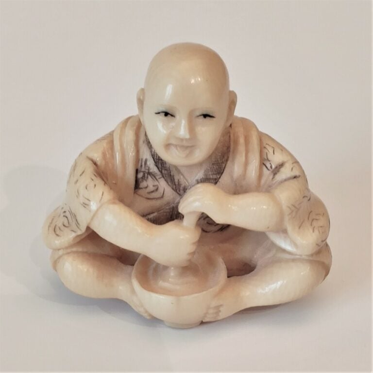 NETSUKE EN IVOIRE REPRESENTANT UN MOINE - - Deux himotoshi sous la base, permet…