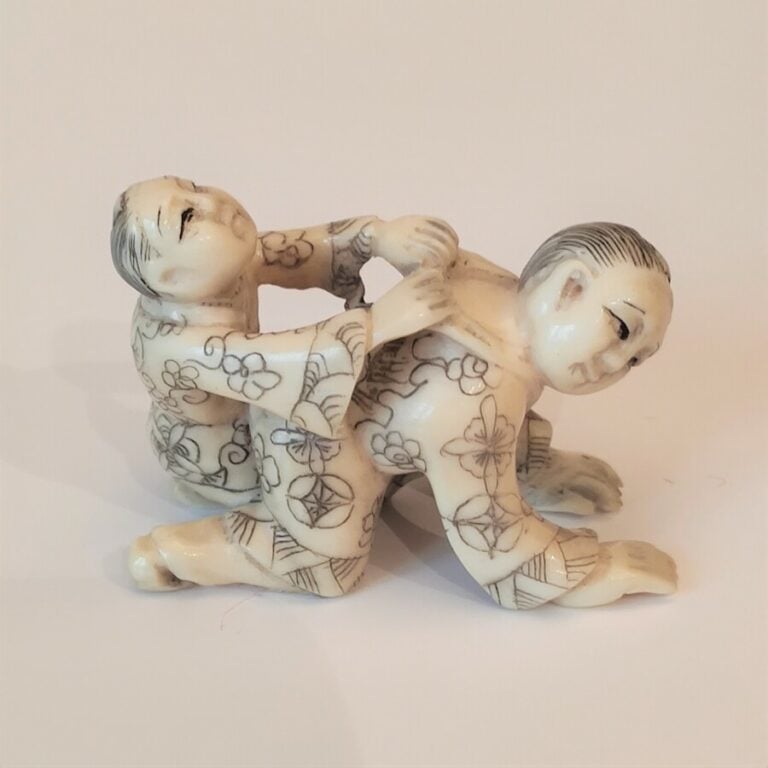 NETSUKE EN IVOIRE REPRESENTANT UN PERE JOUANT AVEC SON ENFANT - - Japon, Circa…