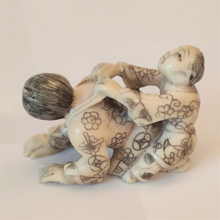 NETSUKE EN IVOIRE REPRESENTANT UN PERE JOUANT AVEC SON ENFANT - - Japon, Circa…