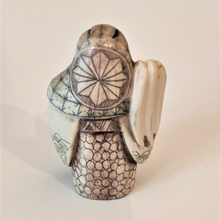 NETSUKE EN IVOIRE REPRESENTANT UN SAGE - - Japon, Circa 1945 - - L : 3 cm / H :…