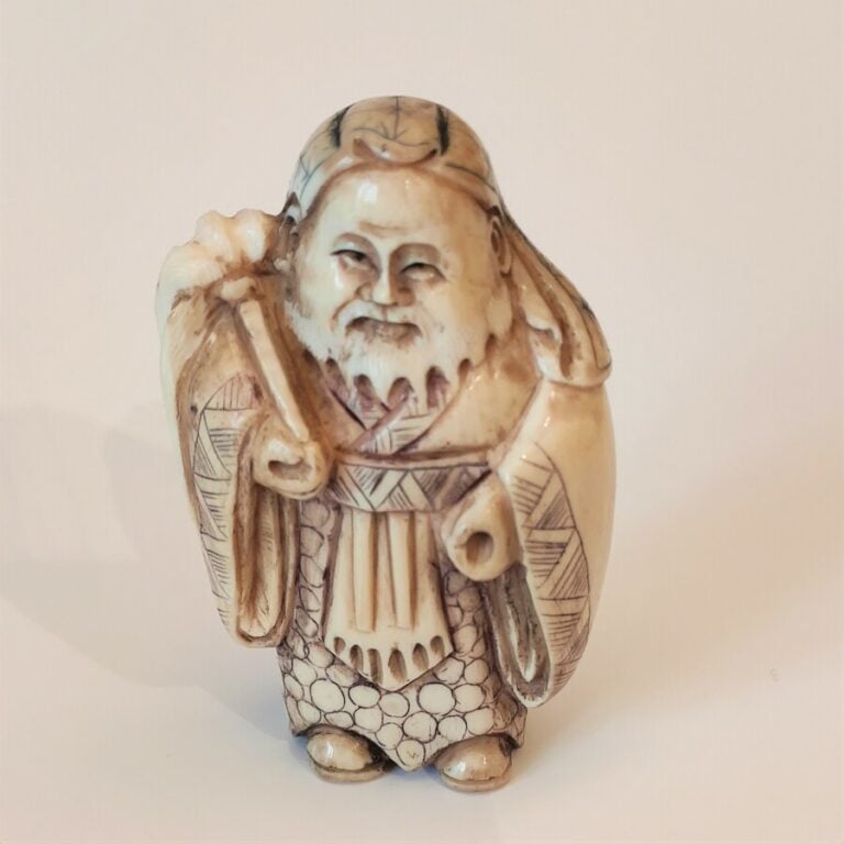 NETSUKE EN IVOIRE REPRESENTANT UN SAGE - - Japon, Circa 1945 - - L : 3 cm / H :…