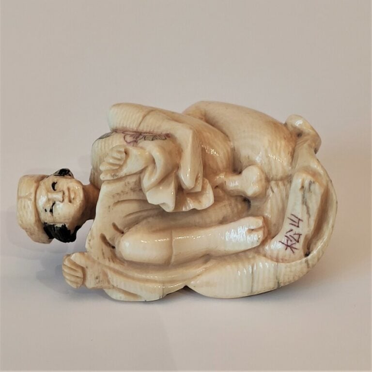 NETSUKE EN IVOIRE REPRESENTANT UNE SCENE EROTIQUE - - Japon, Circa 1945 - - L :…