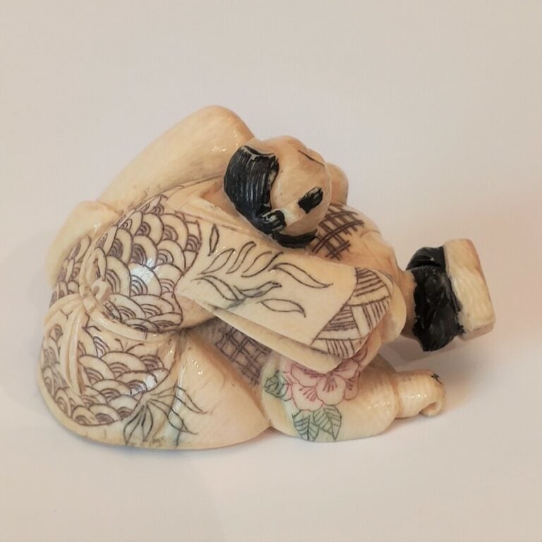NETSUKE EN IVOIRE REPRESENTANT UNE SCENE EROTIQUE - - Japon, Circa 1945 - - L :…