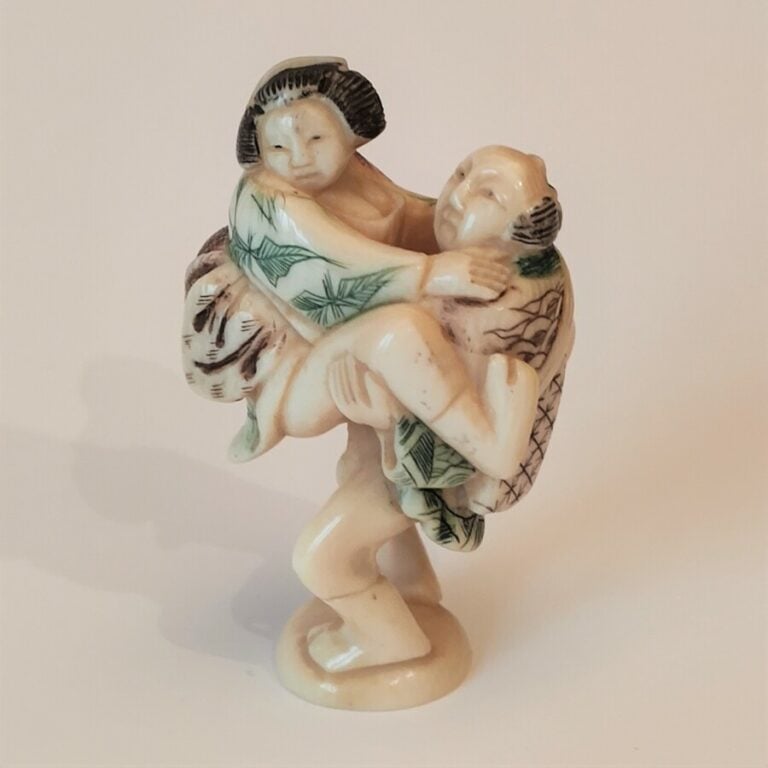 NETSUKE EN IVOIRE REPRESENTANT UNE SCENE EROTIQUE - - Japon, Circa 1945 - - L :…