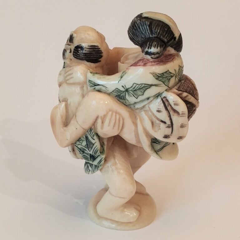 NETSUKE EN IVOIRE REPRESENTANT UNE SCENE EROTIQUE - - Japon, Circa 1945 - - L :…