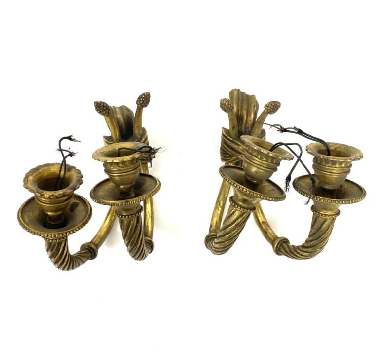 Paire d'appliques en bronze doré à deux branches retenues par un noeud stylisé…