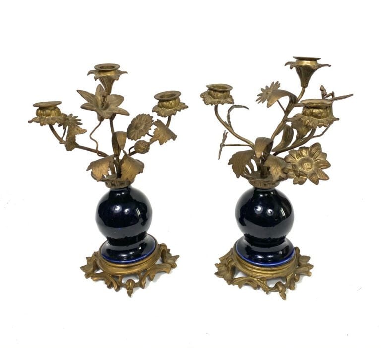 Paire de candélabres formés de vases en céramique bleu nuit, à monture de bronz…