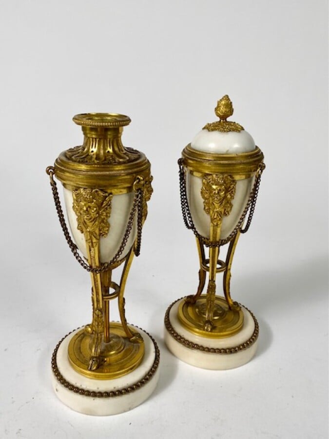 Paire de cassolettes formant bougeoirs en marbre blanc et bronze doré ; la mont…