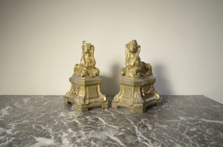 Paire de chenets en bronze doré à décor de sphinges ; - Fin du XVIIIème début X…