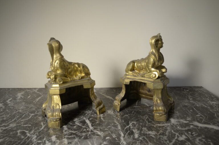 Paire de chenets en bronze doré à décor de sphinges ; - Fin du XVIIIème début X…