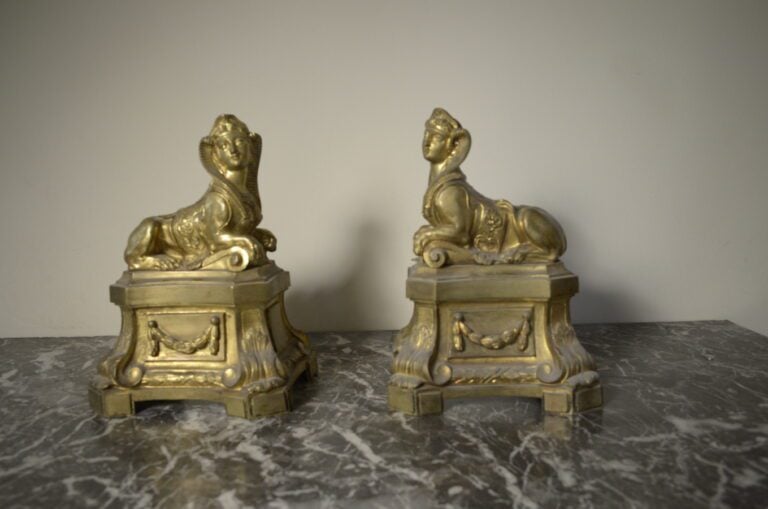 Paire de chenets en bronze doré à décor de sphinges ; - Fin du XVIIIème début X…