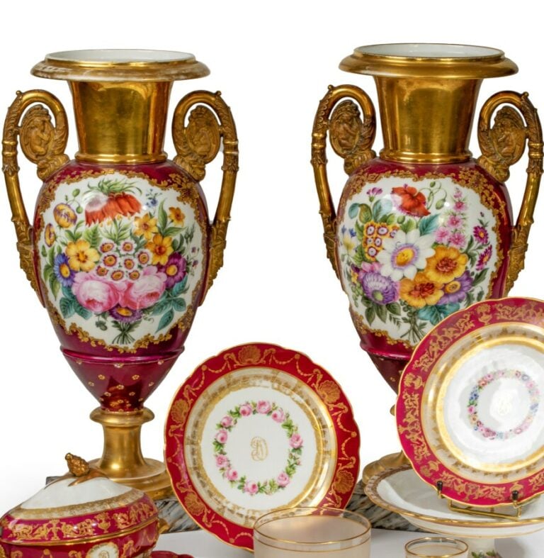 Paire de grands vases urnes en porcelaine de Paris, à décor en réserve de bouqu…