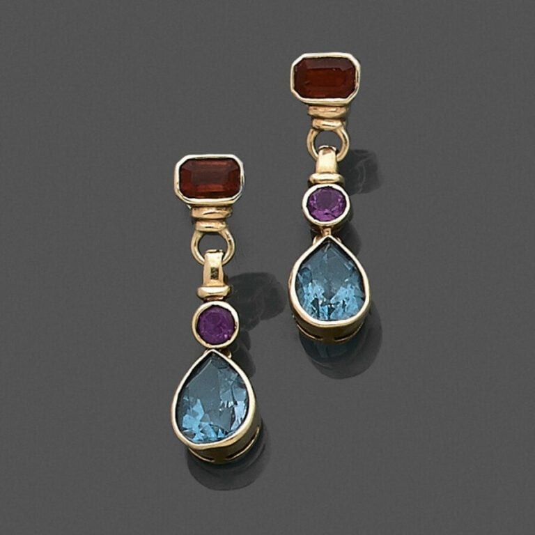 Paire de PENDANTS d'OREILLES en or jaune (750%) serti d'une citrine, une améthy…