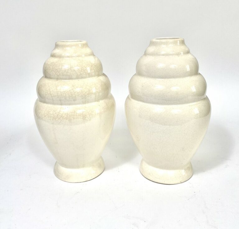 Paire de vases en céramique blanche craquelée à triple renflement. Haut. : 31 c…