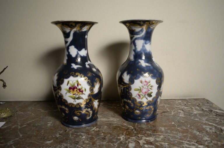Paire de vases en porcelaine de Paris émaillés à décor en réserve de fleurs - H…