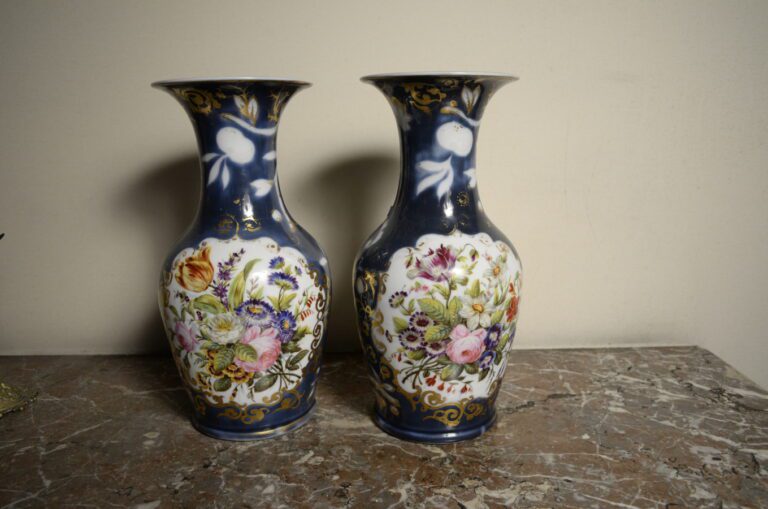 Paire de vases en porcelaine de Paris émaillés à décor en réserve de fleurs - H…