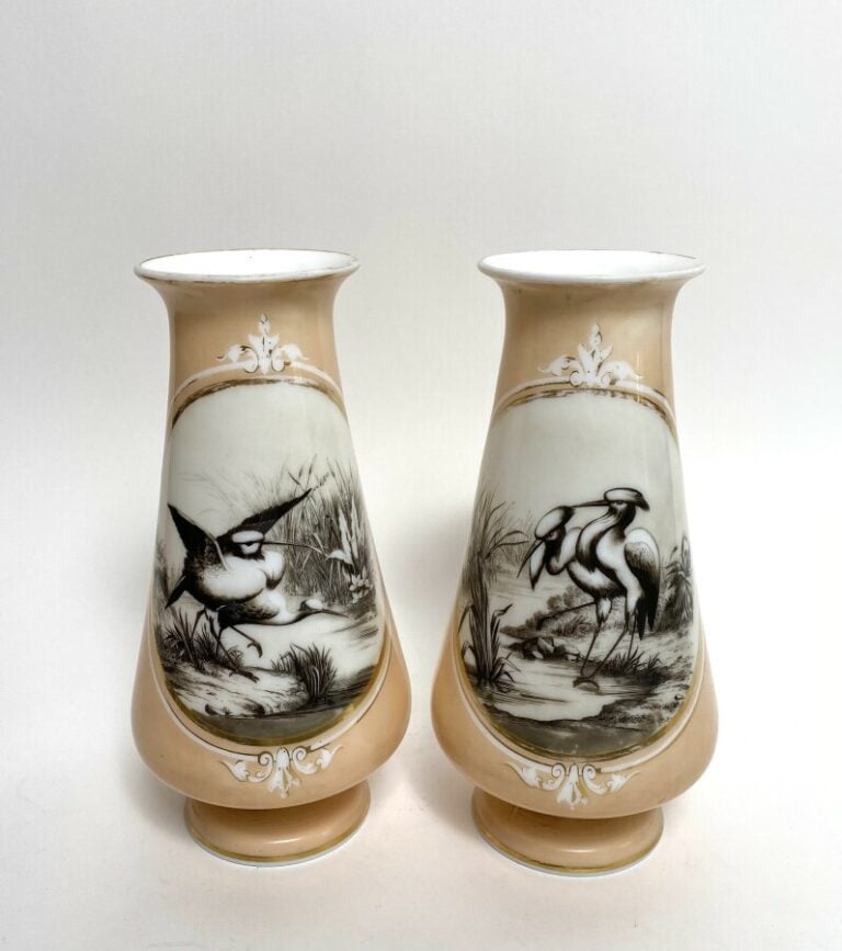 Paire de vases en verre opalin rose à décor en réserve d'échassiers. - Hauteur…