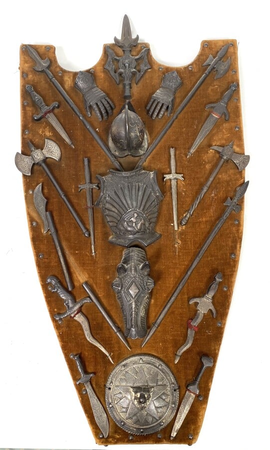 Panoplie avec armes et armure miniatures sur un panneau recouvert de velours, d…