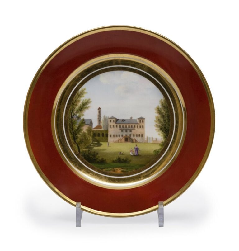 PARIS - Assiette à décor polychrome au centre d'une vue du château de Santenaz…