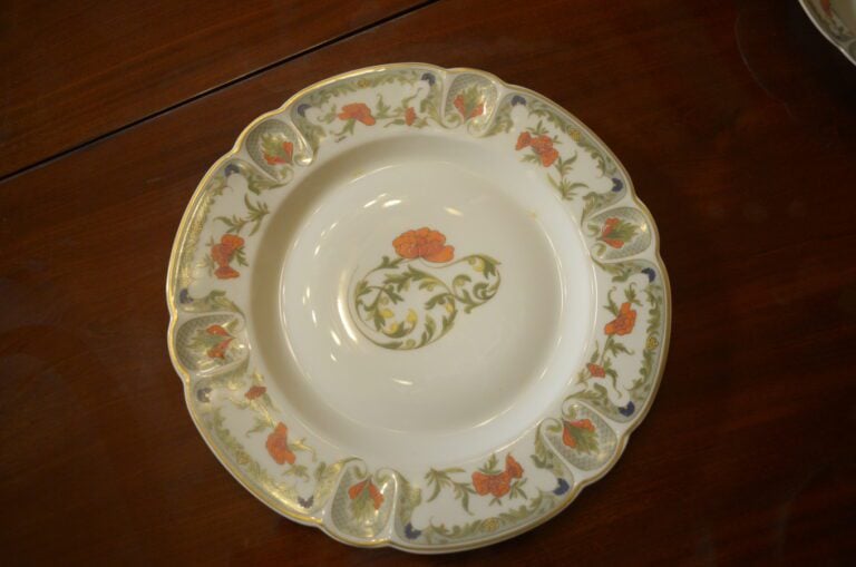 Partie de service en porcelaine de Limoges, modèle Mozart - Comprenant : 34 ass…