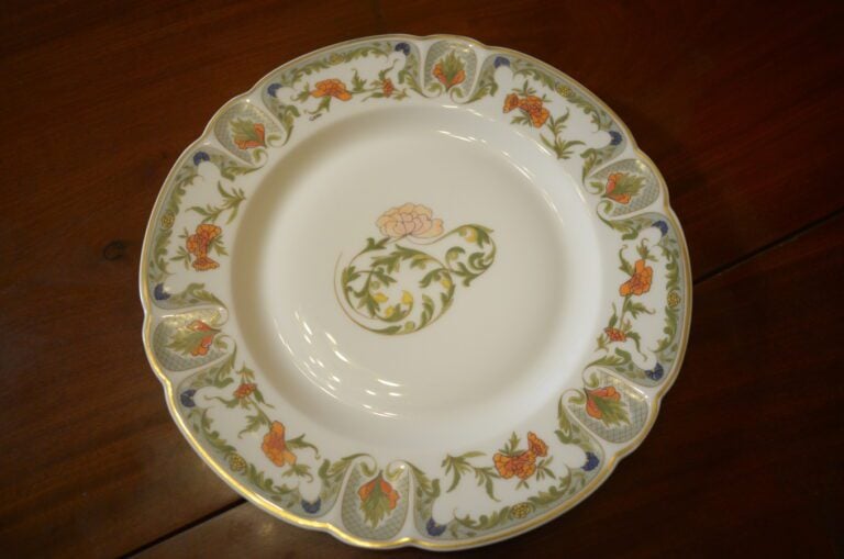 Partie de service en porcelaine de Limoges, modèle Mozart - Comprenant : 34 ass…