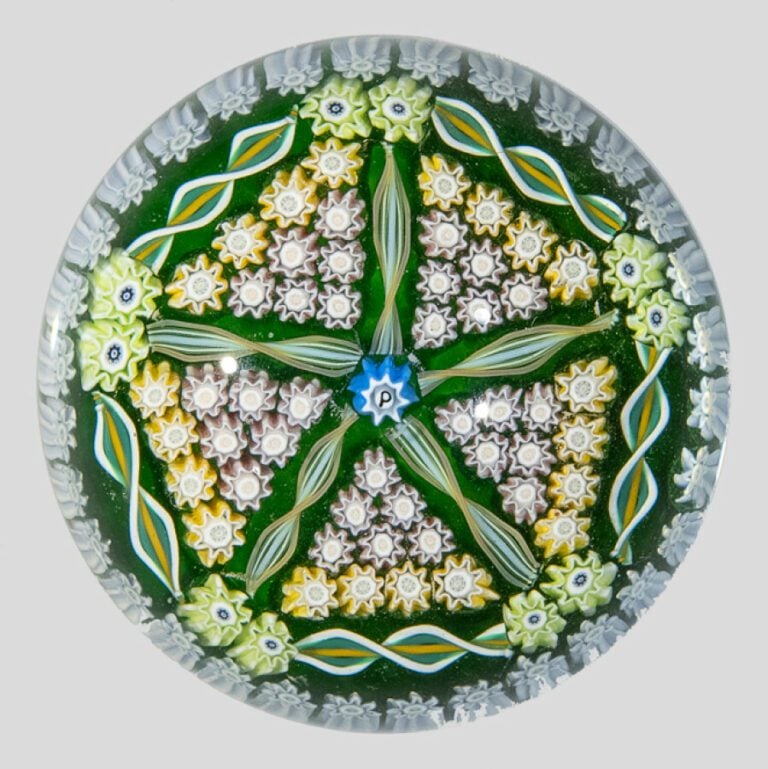 Perthshire. Presse-papiers signé P, à fond vert translucide à motif de cinq qua…