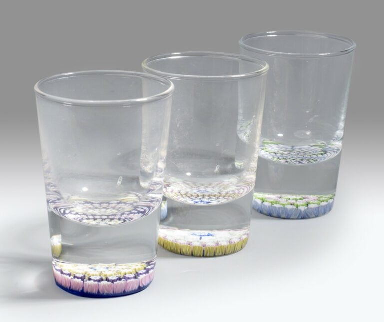 Perthshire.Trois petits verres signé P, la base ornée d'un millefiori polychrom…
