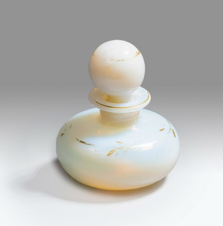 Petit flacon boule en opaline de cristal savonneuse et son bouchon à décor doré…