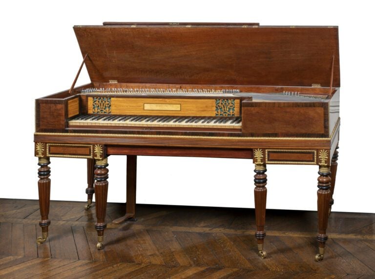 Piano forte en acajou, palissandre et citronnier de Ceylan ; de forme rectangul…