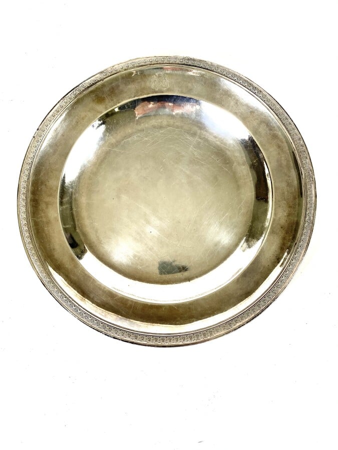 Plat rond en argent (minimum 800 millièmes), la bordure ciselée d'une frise de…