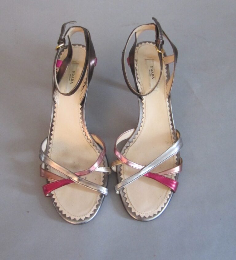 PRADA. Paire de sandales à lanières en cuir argenté, rose et bronze. T 38 (talo…